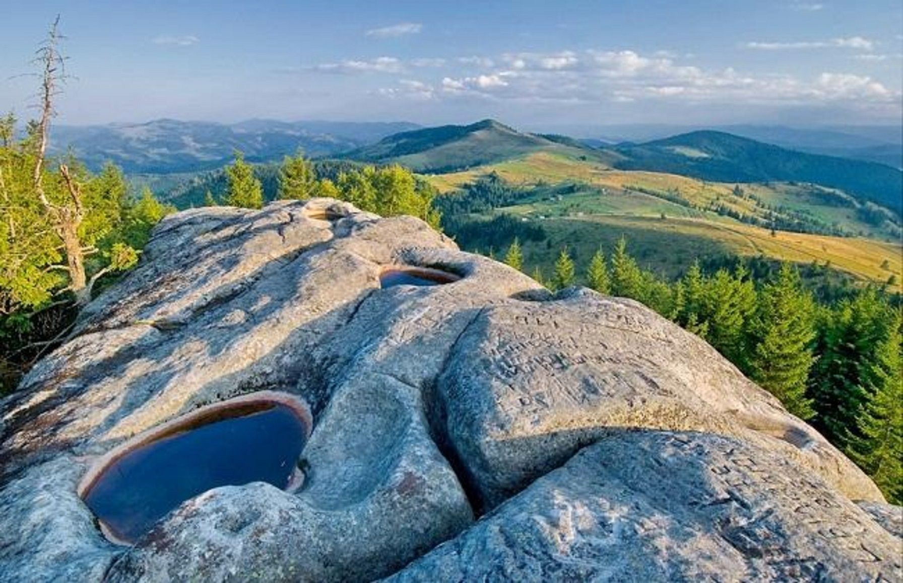 Карпати писаний камінь